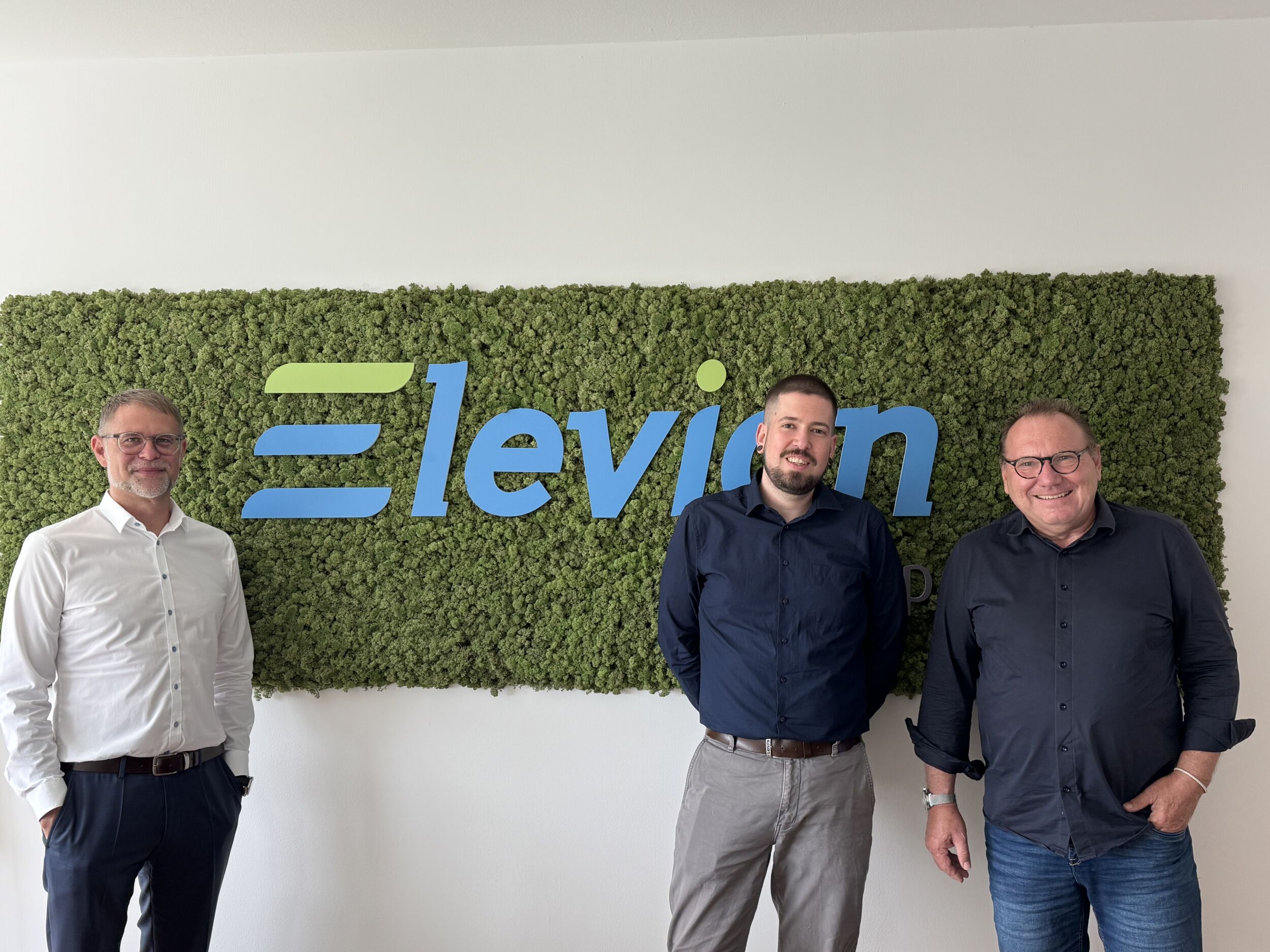 Mitte Juni war Chefredakteur Florian Streitenberger (Mitte) zum Gespräch mit Florian Schwarz (links) und Roland Fischer (rechts) in der Elevion Niederlassung in Dietzenbach zu Besuch.