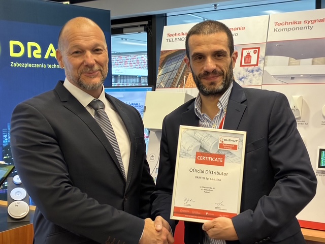 Mirko Wolf (links), bei Telenot für den internationalen Vertrieb verantwortlich, überreichte an Michal Wilewski von Draftel das Zertifikat als offizieller Distributor im Rahmen der Fire Expo in Warschau.