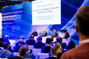 Jedes Jahr ein Besuchermagnet: der VdS-BrandSchutzTalk. Live auf der Messebühne der VdS-BrandSchutzTage diskutieren Expertinnen und Experten über aktuelle Branchenthemen