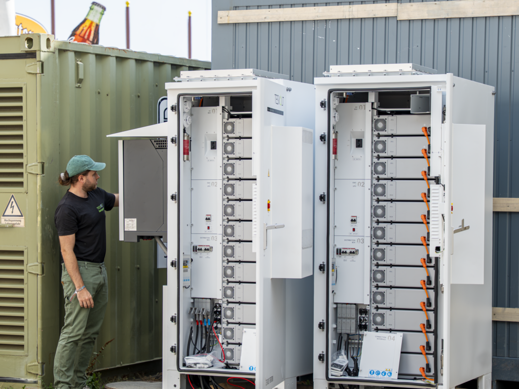 Keine Stromausfälle mehr: Zwei Tesvolt Forton Batteriespeicher kappen Lastspitzen im Pschorr-Bräurosl Festzelt auf dem Oktoberfest.