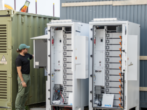Keine Stromausfälle mehr: Zwei Tesvolt Forton Batteriespeicher kappen Lastspitzen im Pschorr-Bräurosl Festzelt auf dem Oktoberfest.