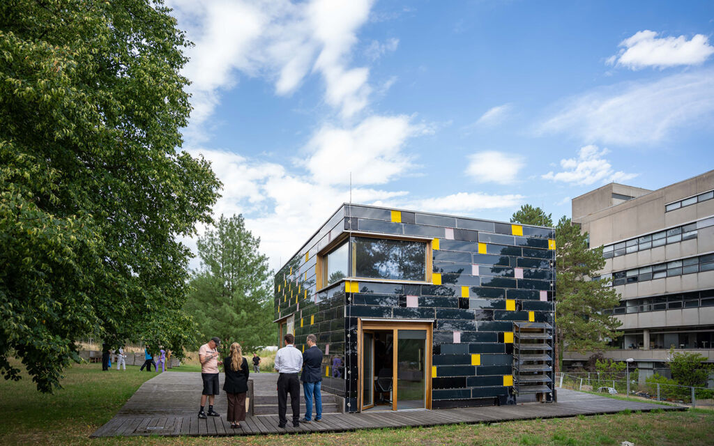 Das eHUB, ein inselfähiges Plusenergiegebäude, gewinnt Strom aus Photovoltaik an Fassade und Dach und kann sich bei einem Stromausfall unabhängig vom öffentlichen Netz weiter versorgen.