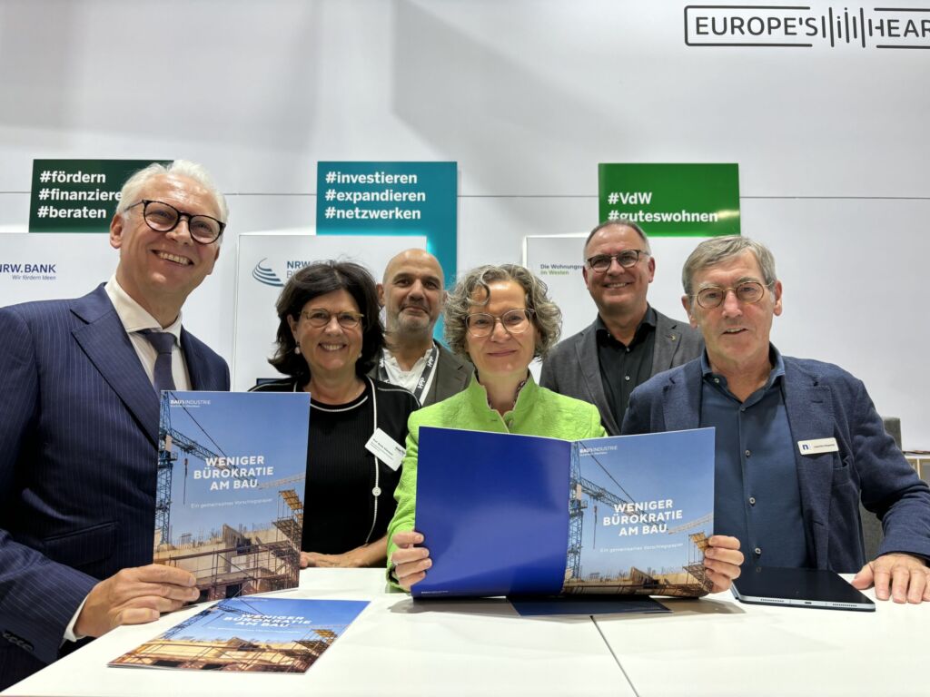 Positionspapier 'Weniger Bürokratie am Bau': Übergabe an NRW-Bauministerin Ina Scharrenbach auf der Expo Real 2024