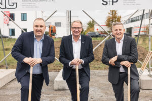 Impressionen des erfolgreichen Spatenstichs: Die drei Jung Geschäftsführer Nikolas Schwarzelmüller-Krumbach, Martin Herms und Thomas Fischl.