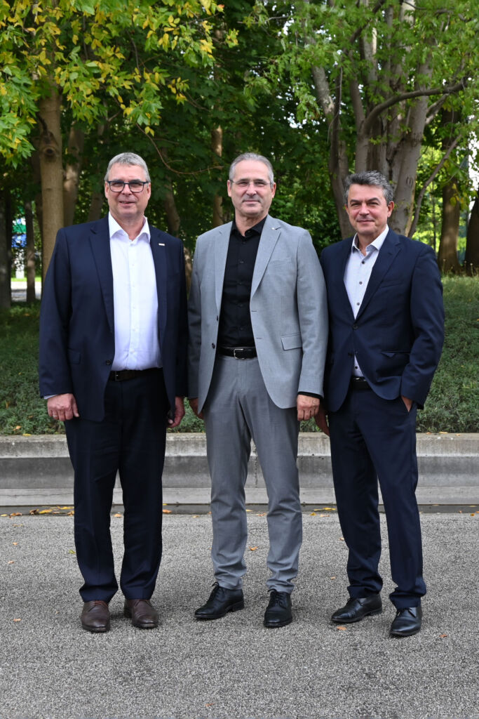 Matthias Reitzenstein (links) und Professor Konstantinos Stergiaropoulos (rechts) wurden neu in den FGK-Vorstand gewählt. Udo Jung (Mitte) wurde in seinem Amt bestätigt.