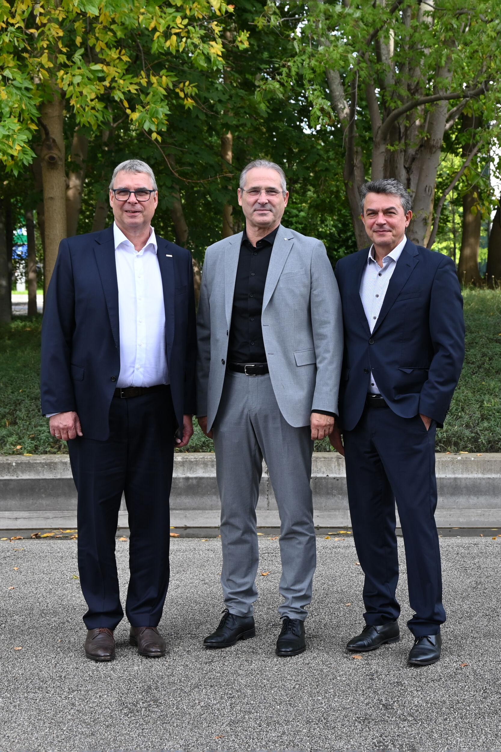 Matthias Reitzenstein (links) und Professor Konstantinos Stergiaropoulos (rechts) wurden neu in den FGK-Vorstand gewählt. Udo Jung (Mitte) wurde in seinem Amt bestätigt.