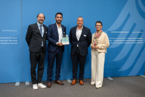 v.l.n.r.: Marc Gebauer (Sprecher der Initiative Pro Recyclingpapier), Barlas Topal (Bereichsleiter Einkauf bei Sonepar), Ulrich Angeli (Vice President Procurement bei Sonepar) und die Parlamentarische Staatssekretärin Rita Schwarzelühr-Sutter bei der Auszeichnung in Berlin.