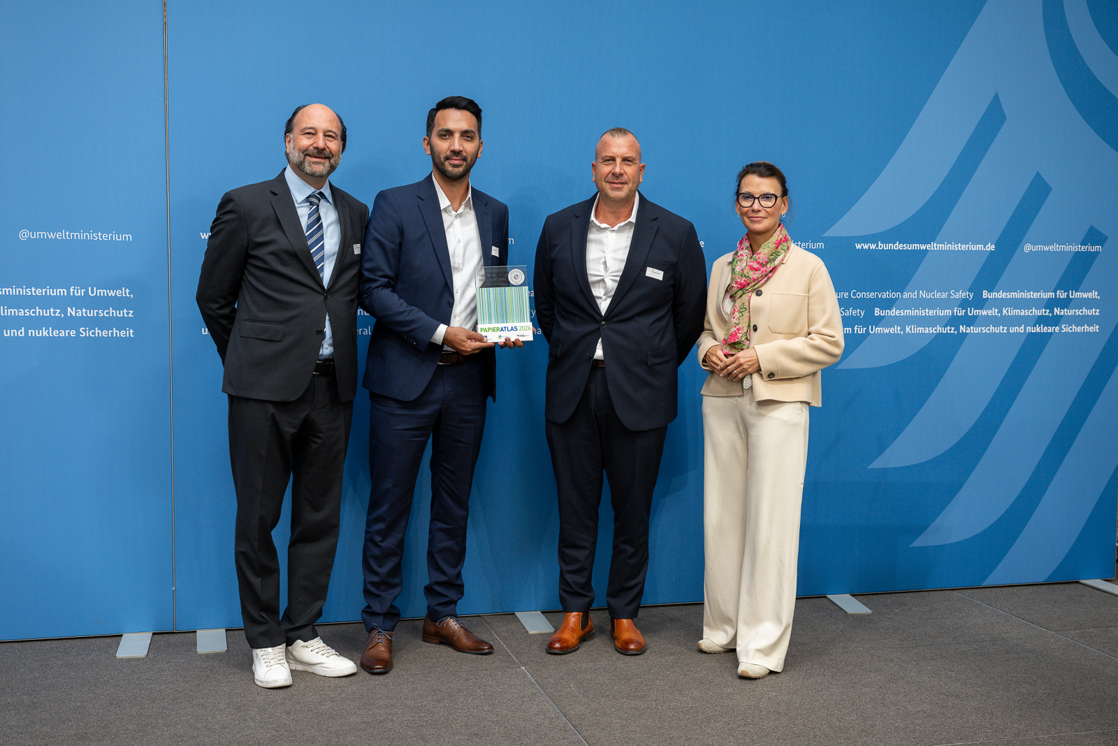 v.l.n.r.: Marc Gebauer (Sprecher der Initiative Pro Recyclingpapier), Barlas Topal (Bereichsleiter Einkauf bei Sonepar), Ulrich Angeli (Vice President Procurement bei Sonepar) und die Parlamentarische Staatssekretärin Rita Schwarzelühr-Sutter bei der Auszeichnung in Berlin.