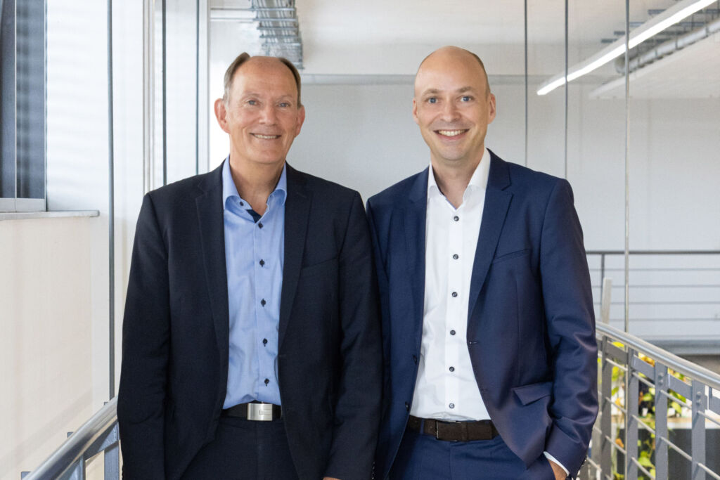 Alfred Dinkelborg (l.) leitete bisher das Produktmanagement bei Winkhaus. Ab Oktober tritt Volker Brink nun seine Nachfolge an.