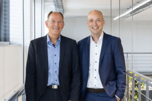 Alfred Dinkelborg (l.) leitete bisher das Produktmanagement bei Winkhaus. Ab Oktober tritt Volker Brink nun seine Nachfolge an.