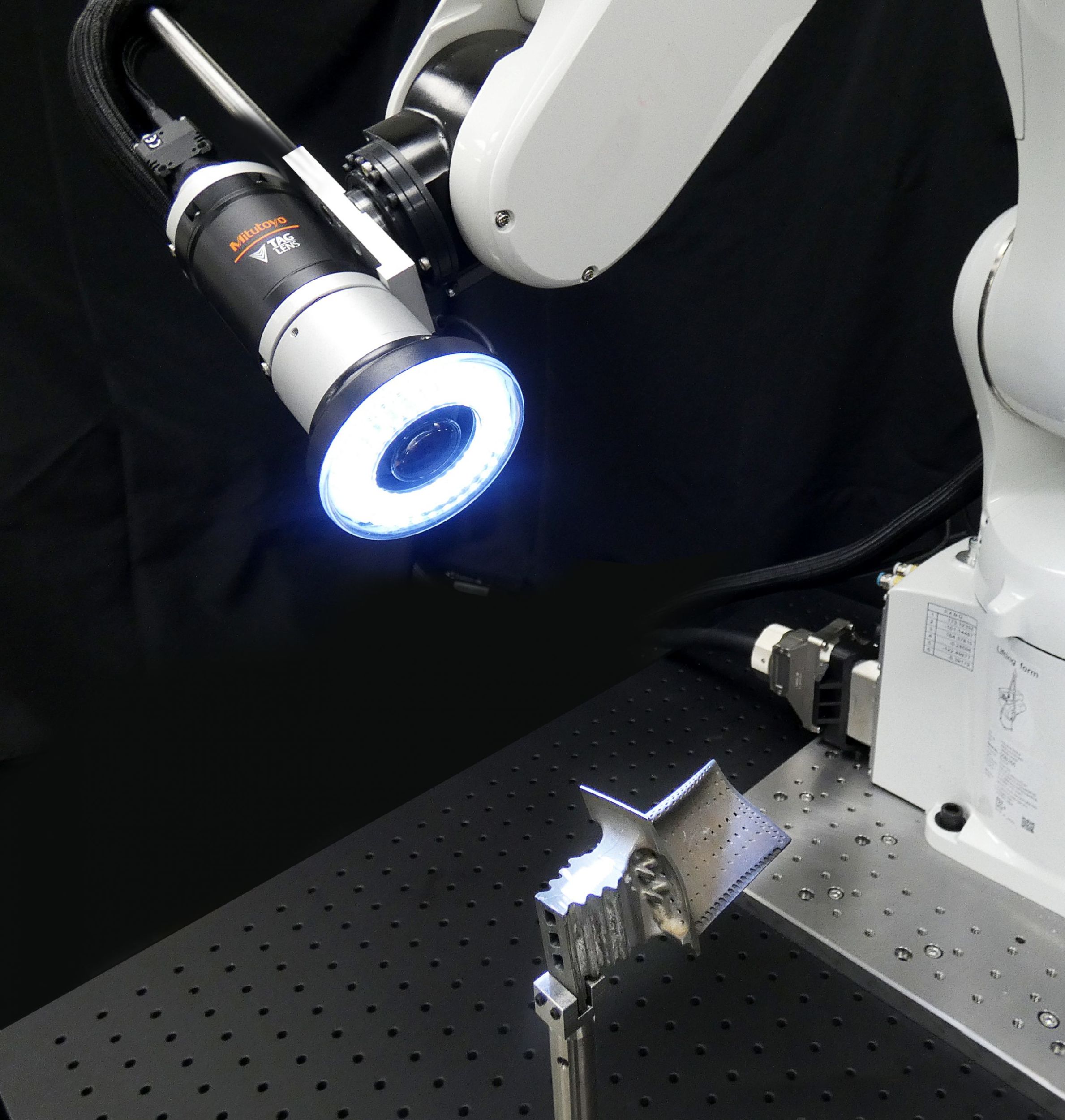 Fachartikel: Mehr Präzision  und Tempo bei  Vision-Systemen  mit Robotik
