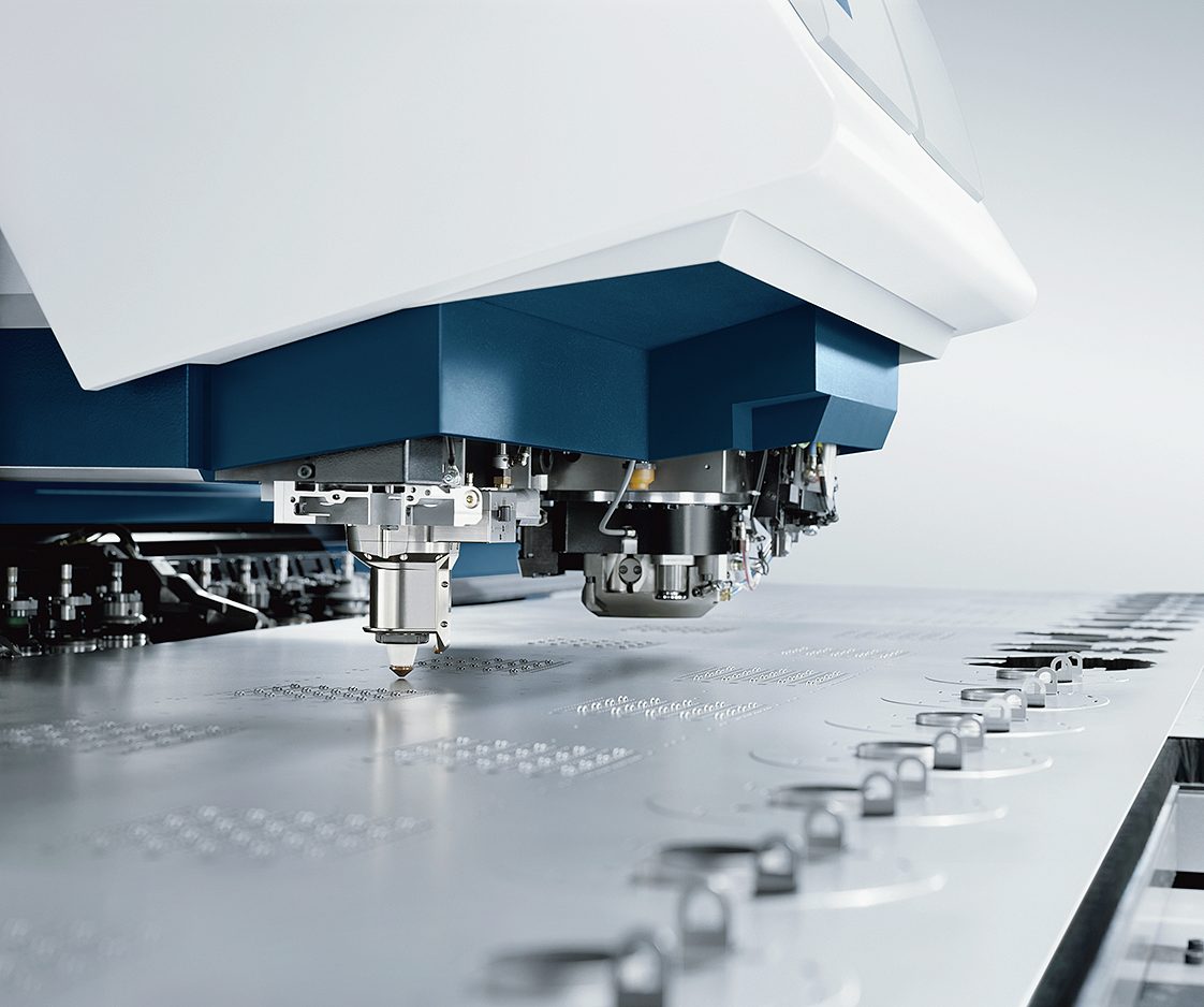 Horizontaler Systemlack am Beispiel einer Werkzeugmachine: Die perfekte Abstimmung von Flüssig- und Pulverlacken sorgt dabei für ein optisch harmonisches Ergebnis.