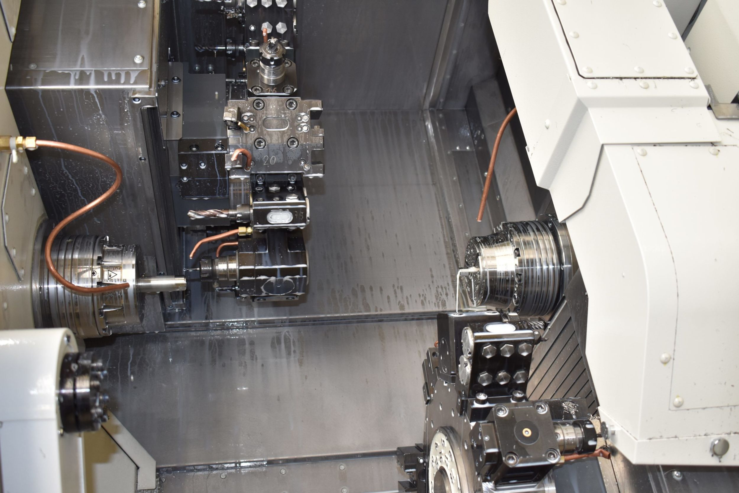 Titelstory: Echte Partnerschaft bringt allen Vorteile Mit zwei Revolvern und der Gegenspindel ist die WT-1500 II bestens für die Anforderungen der Komplettbearbeitung gerüstet.