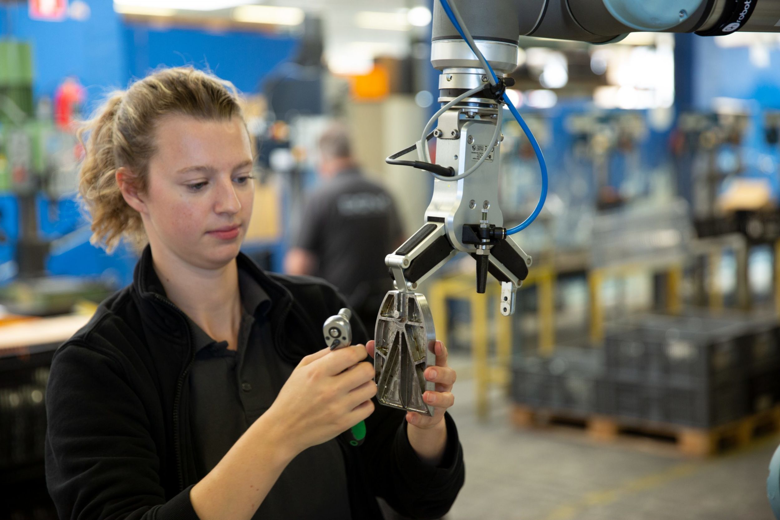 Fachartikel: Maschinenbeschickung automatisiert Zur Handhabung der individuellen Produkte wurden eigens Greiferspitzen entwickelt, die sich in wenigen Minuten am Greifer RG6 montieren lassen.