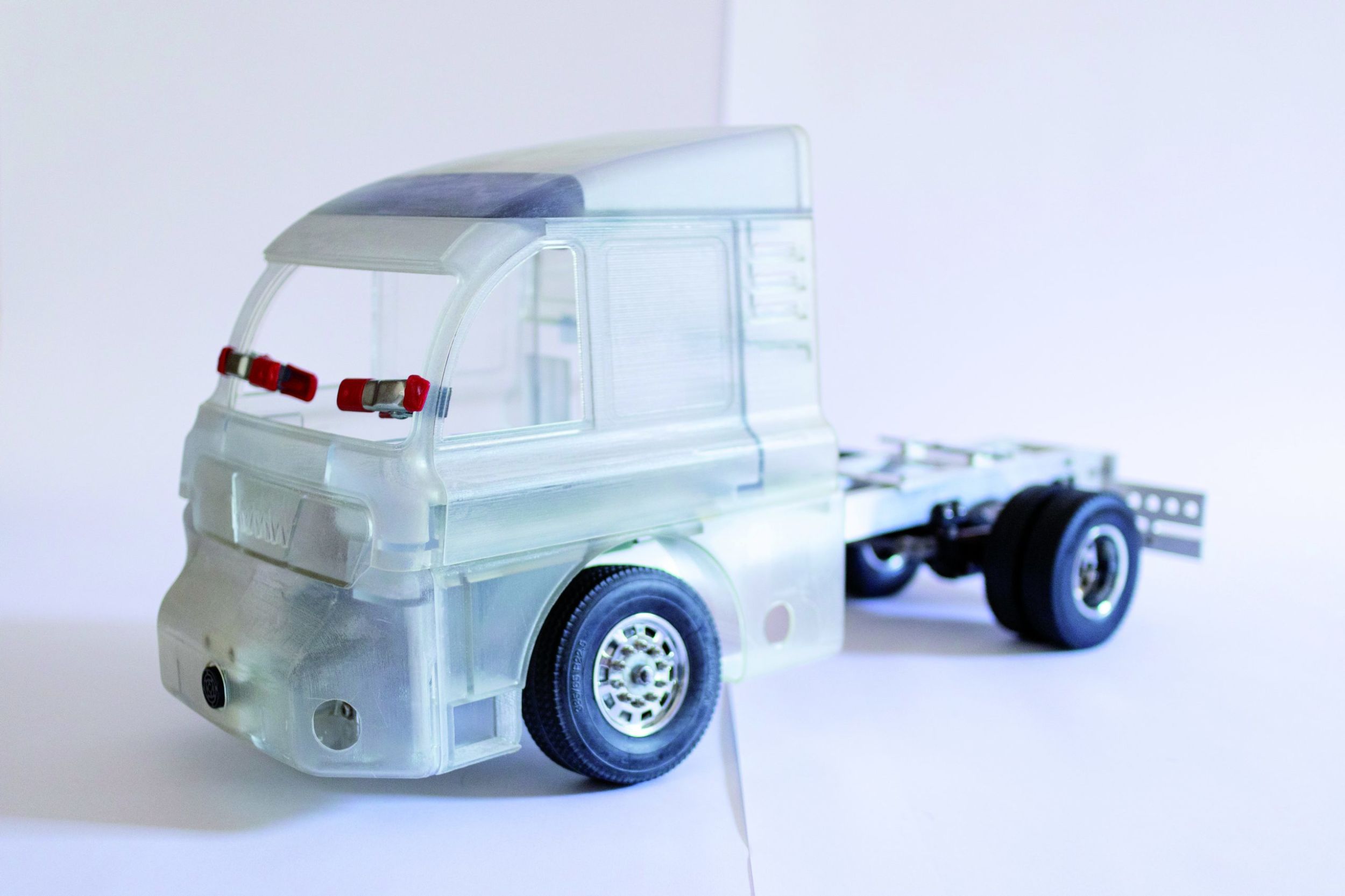 Auf der Plattform der virtuellen Fabrik 'Wildauer Maschinen Werke' werden RC- Truck-Modelle entwickelt und gefertigt.