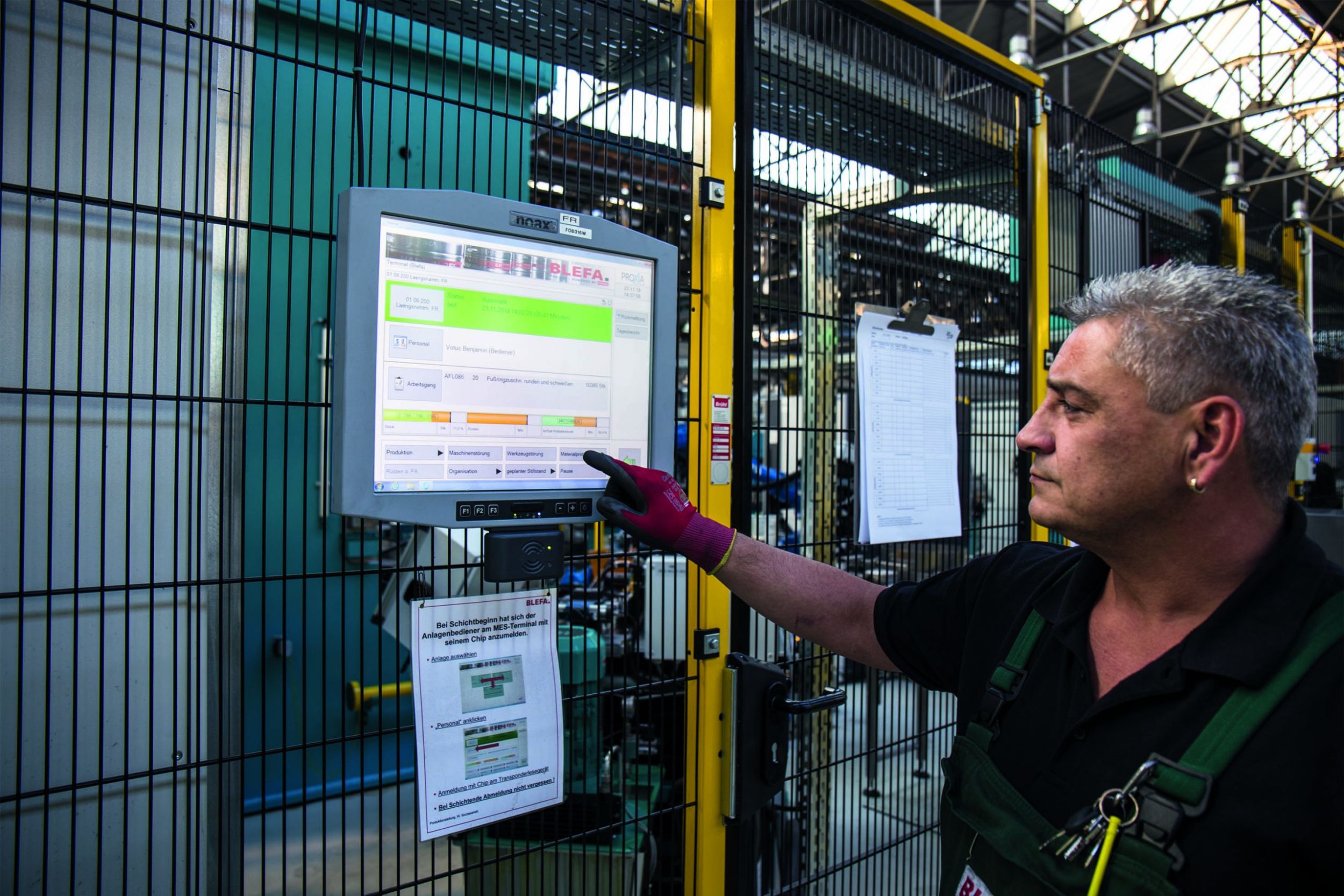 Software-Ergonomie im Fokus - Neben technologischen Aspekten konnte bei Blefa vor allem die BDE-Benutzerf&uuml;hrung (r.) der Proxia-Software punkten. Das Ergebnis: eine sehr hohe Akzeptanz bei den Mitarbeitern und fehlerfreie Betriebsdaten.