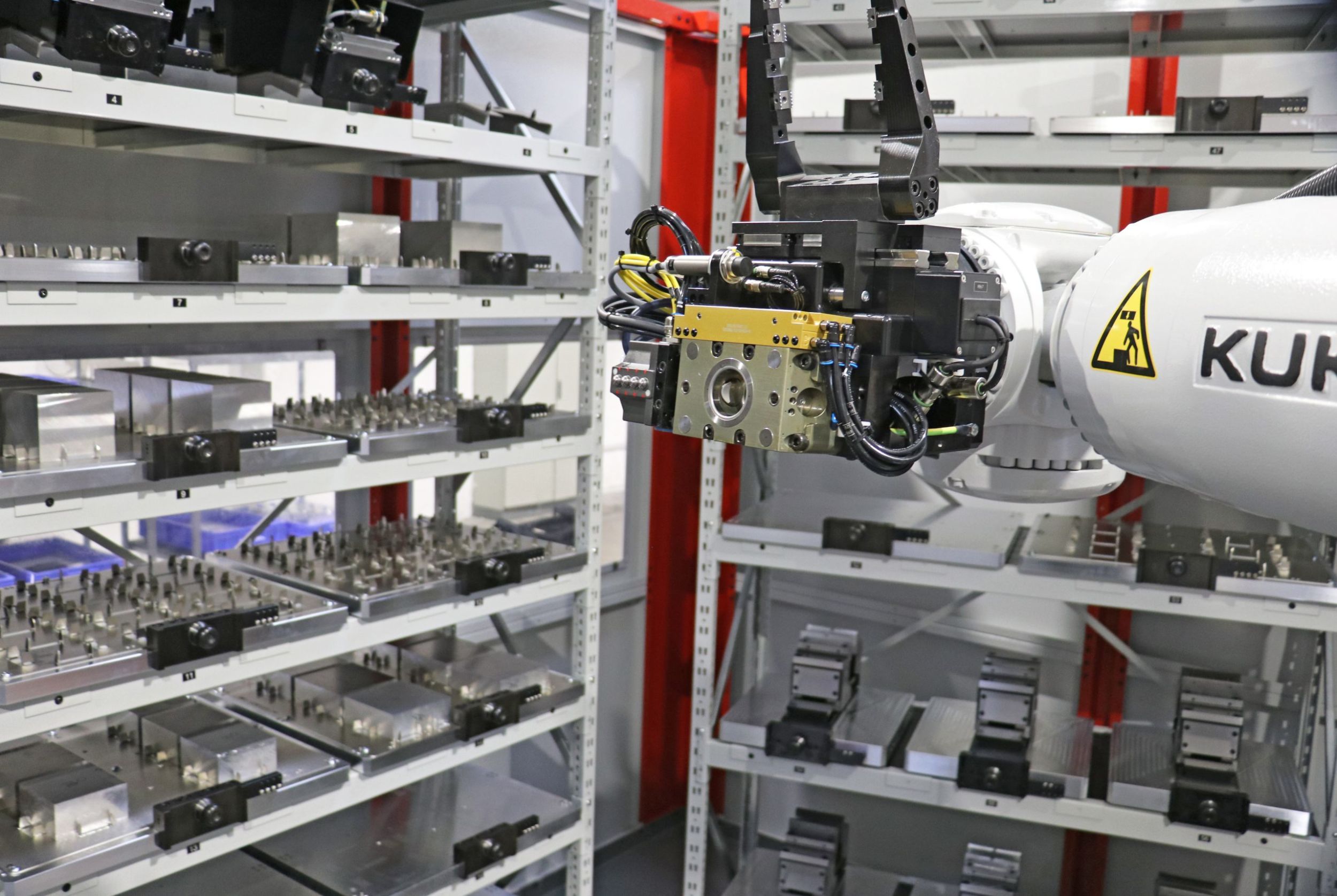 Bei BAM reicht die Automation vom Auftragseingang bis in die Fertigung: Hier versorgt ein Roboter das 5-Achs-Bearbeitungszentrum mit vorger&uuml;steten Werkst&uuml;ckpaletten.