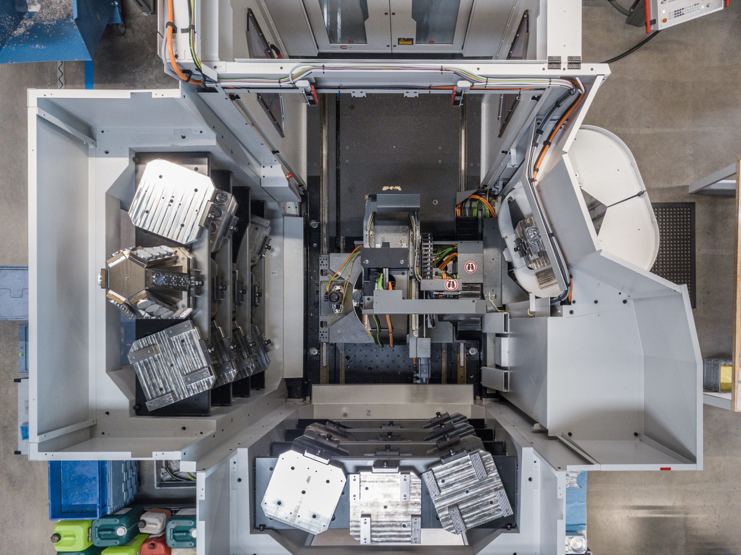 Vogelperspektive: Blick auf die beiden Speichermodule und das Handlingsystem der HS-Flex-Automation - die Hermle-Maschinen werden den hohen Anspr&uuml;chen des Fertigers an die Genauigkeit und Oberfl&auml;chenqualit&auml;t gerecht.