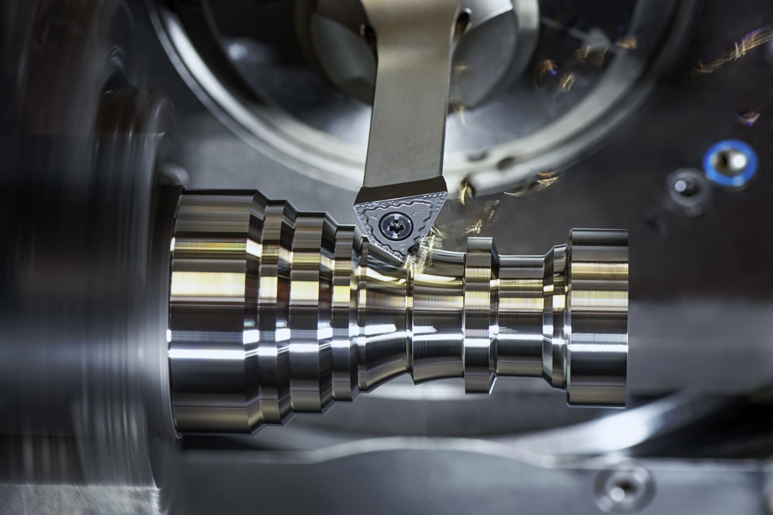 Hightech-Pioniere als Taktgeber für Neuentwicklungen: Mit High Dynamic Turning hat Ceratizit ein völlig neues Drehverfahren etabliert. Mit den FreeTurn-Werkzeugen sind jetzt alle bekannten Drehoperationen wie Schruppen, Schlichten, Konturdrehen, Plan- und Längsdrehen mit nur einem Werkzeug möglich.