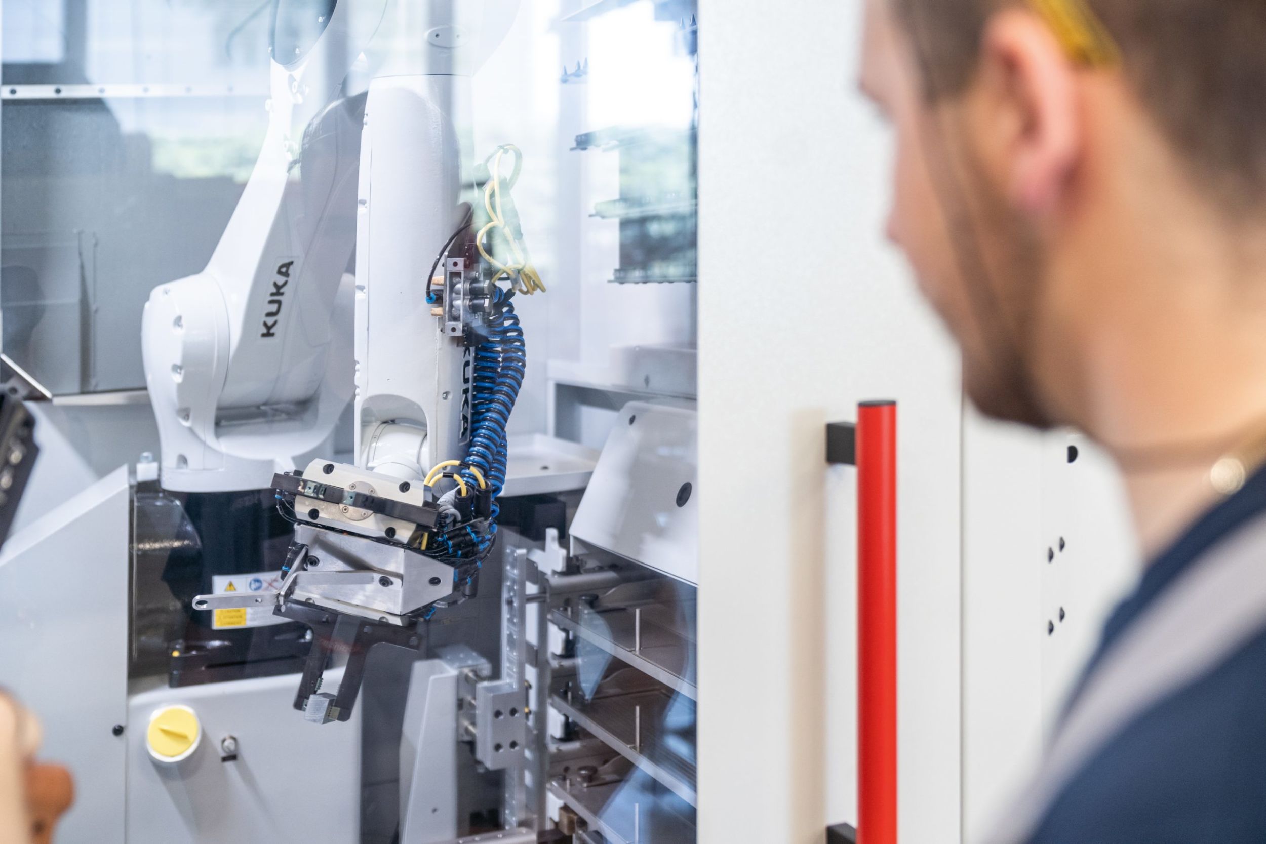Hohe Produktivit&auml;t auf kleinem Raum: Maschinenbediener Fadri Pitsch arbeitet gerne an der C 12 U - auch wegen des Roboters: "Die Technologie fasziniert."