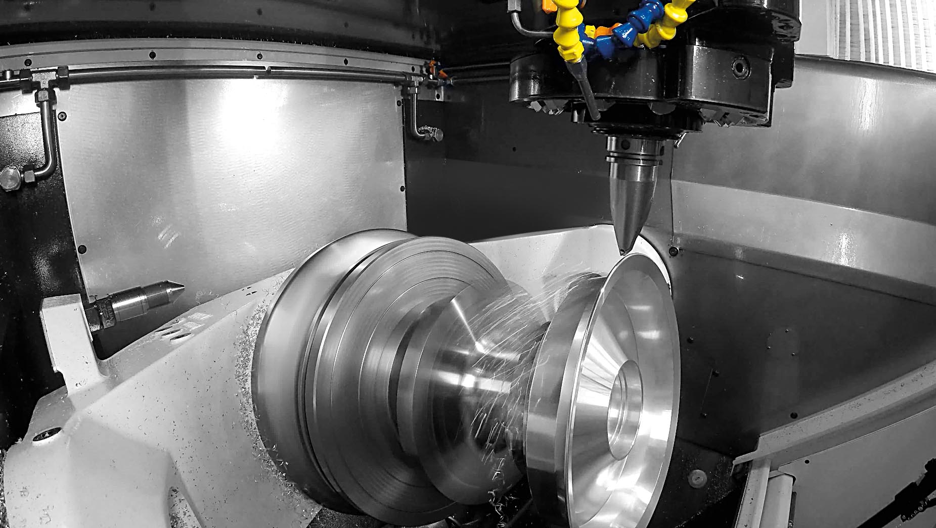 Die Mikron Mill P 800 U ST w&auml;hrend eines Drehvorgangs