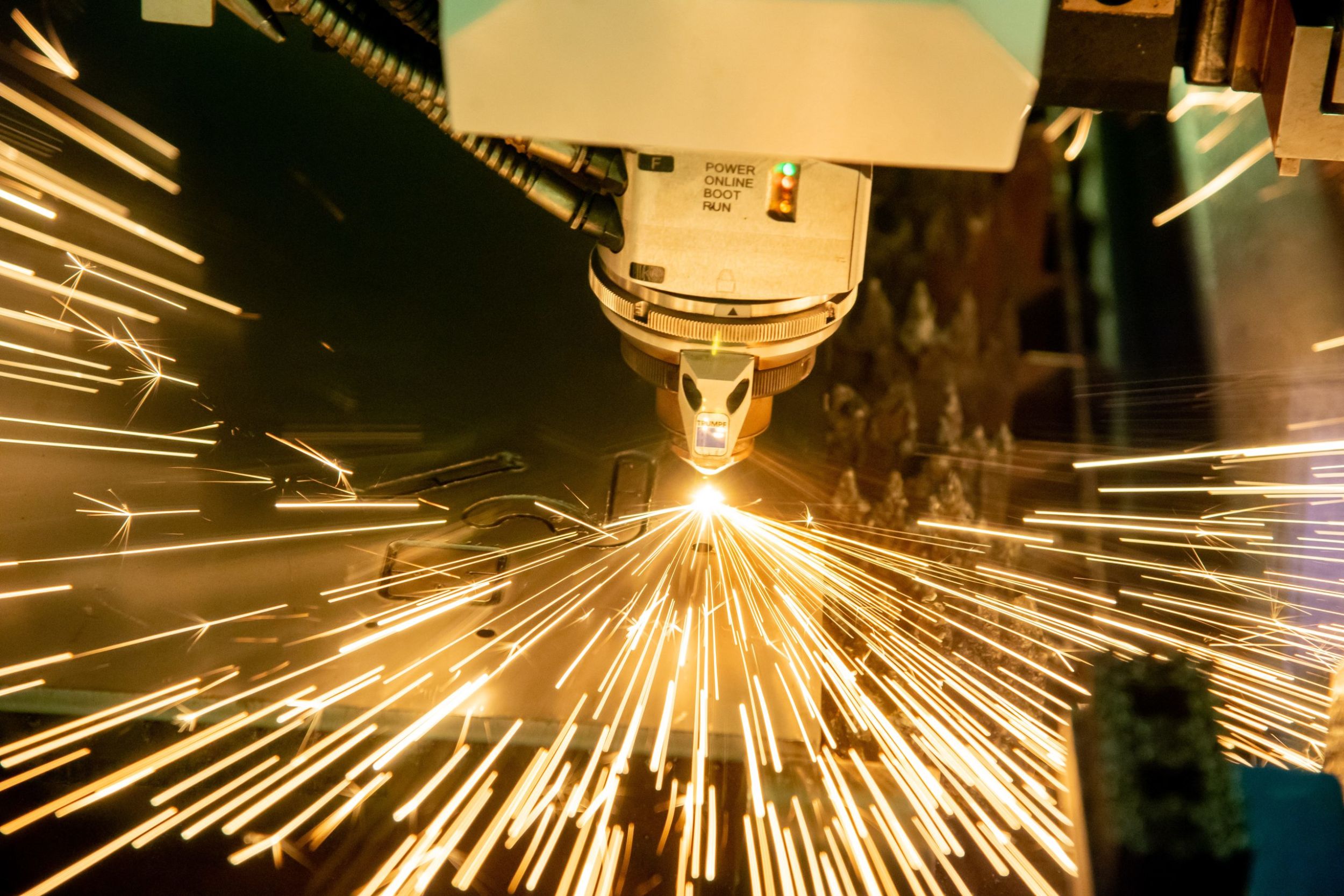 Bei der Technologie EdgeLine Bevel erzeugt eine Trumpf-Standardmaschine f&uuml;rs Laserschneiden schr&auml;ge Schnittkanten (Fasen) an den Konturen des Bauteils.