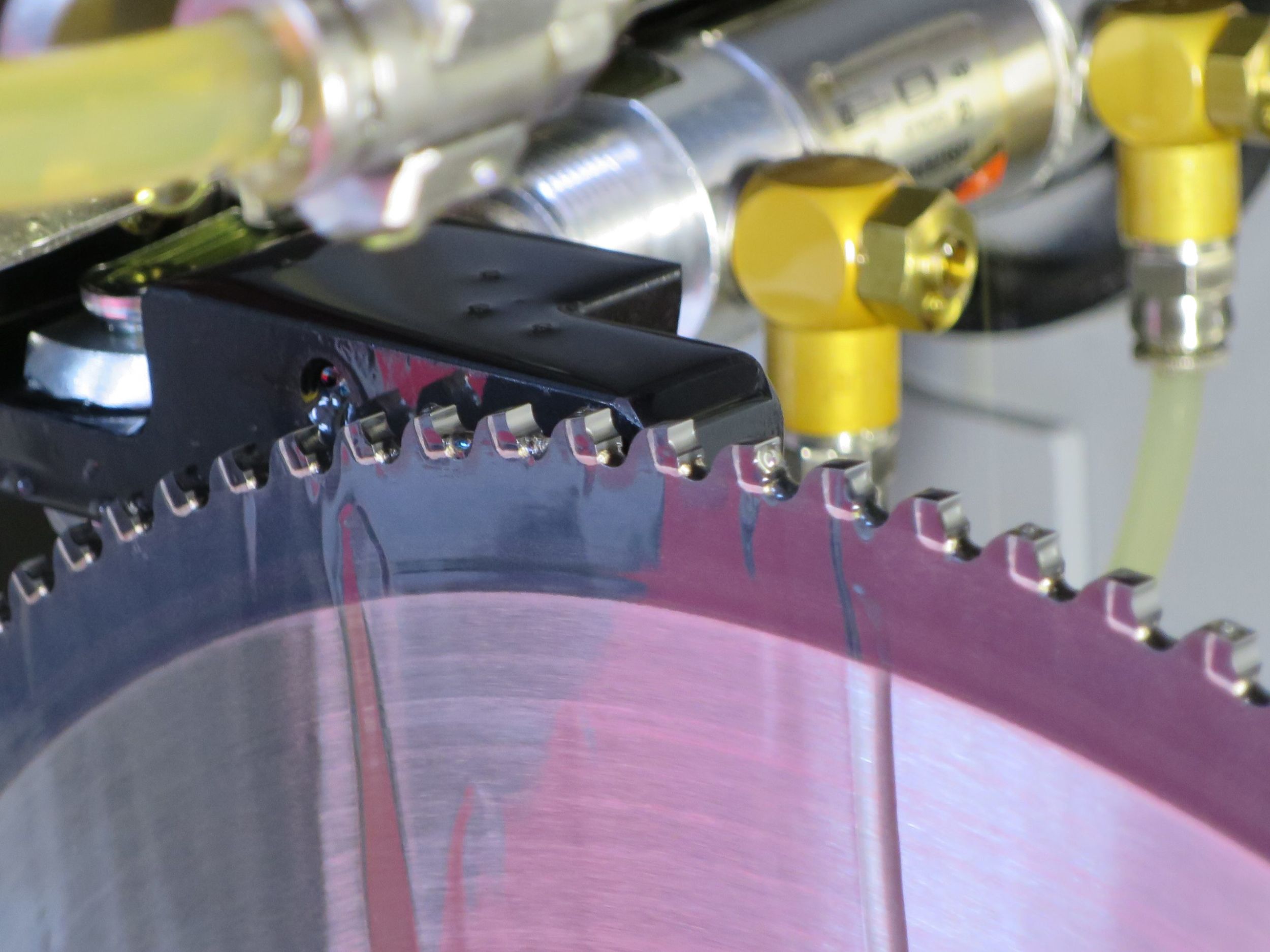 Der Sch&auml;rfdienst Katth&ouml;fer Cutting Tools kann mit dem vollautomatischen Loroch Service-Center KSC 710-T individuelle Zahngeometrien von HW-Kreiss&auml;gen effizient bearbeiten und auch sogenannte Einwegkreiss&auml;gen f&uuml;r einen zweiten Lebenszyklus nachsch&auml;rfen.