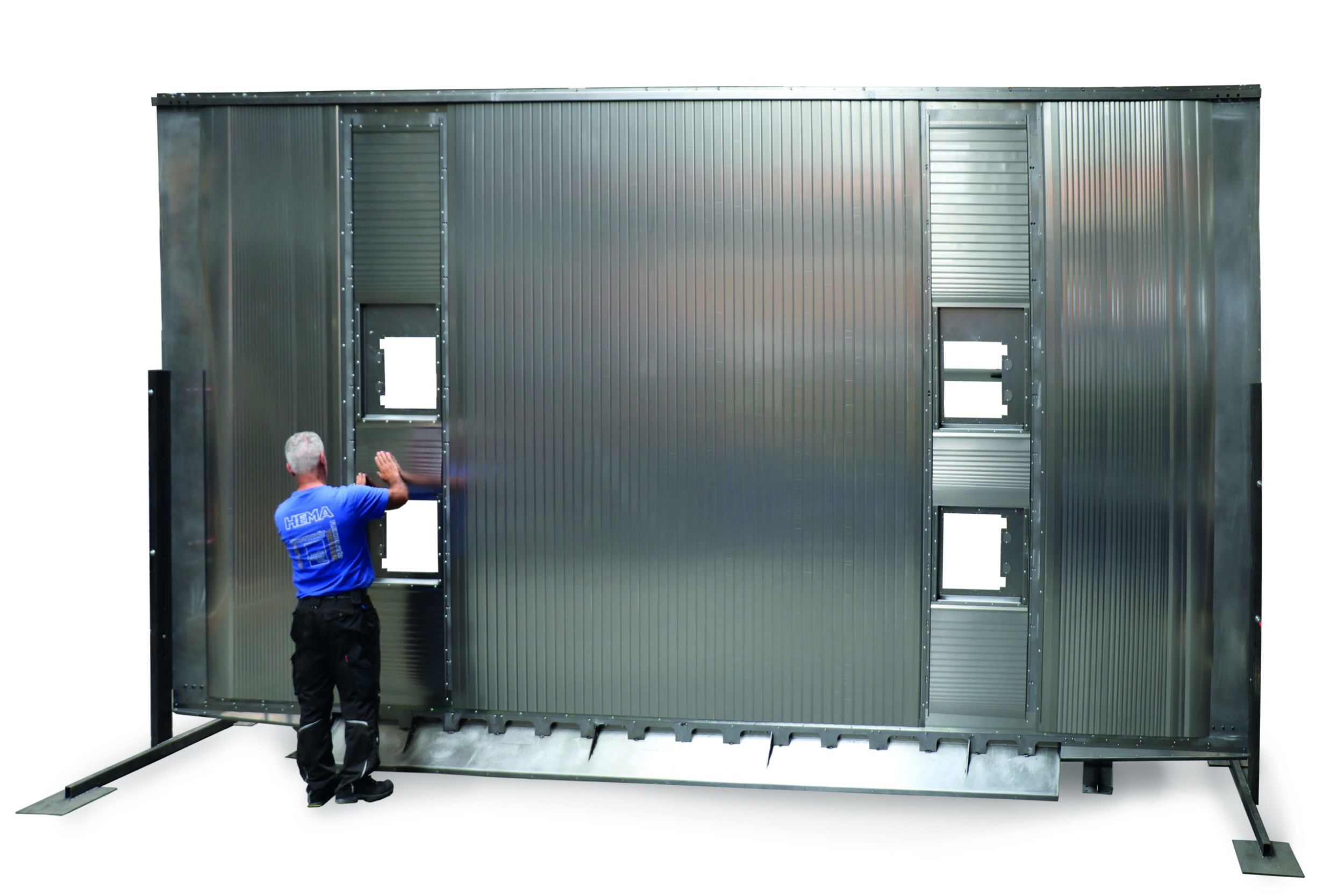 Rückwandsysteme auch in XXL Die Außenabmessungen der einbaufertig montierten Hema-Rückwand betragen 6.664mm Länge und 3.353mm Höhe.