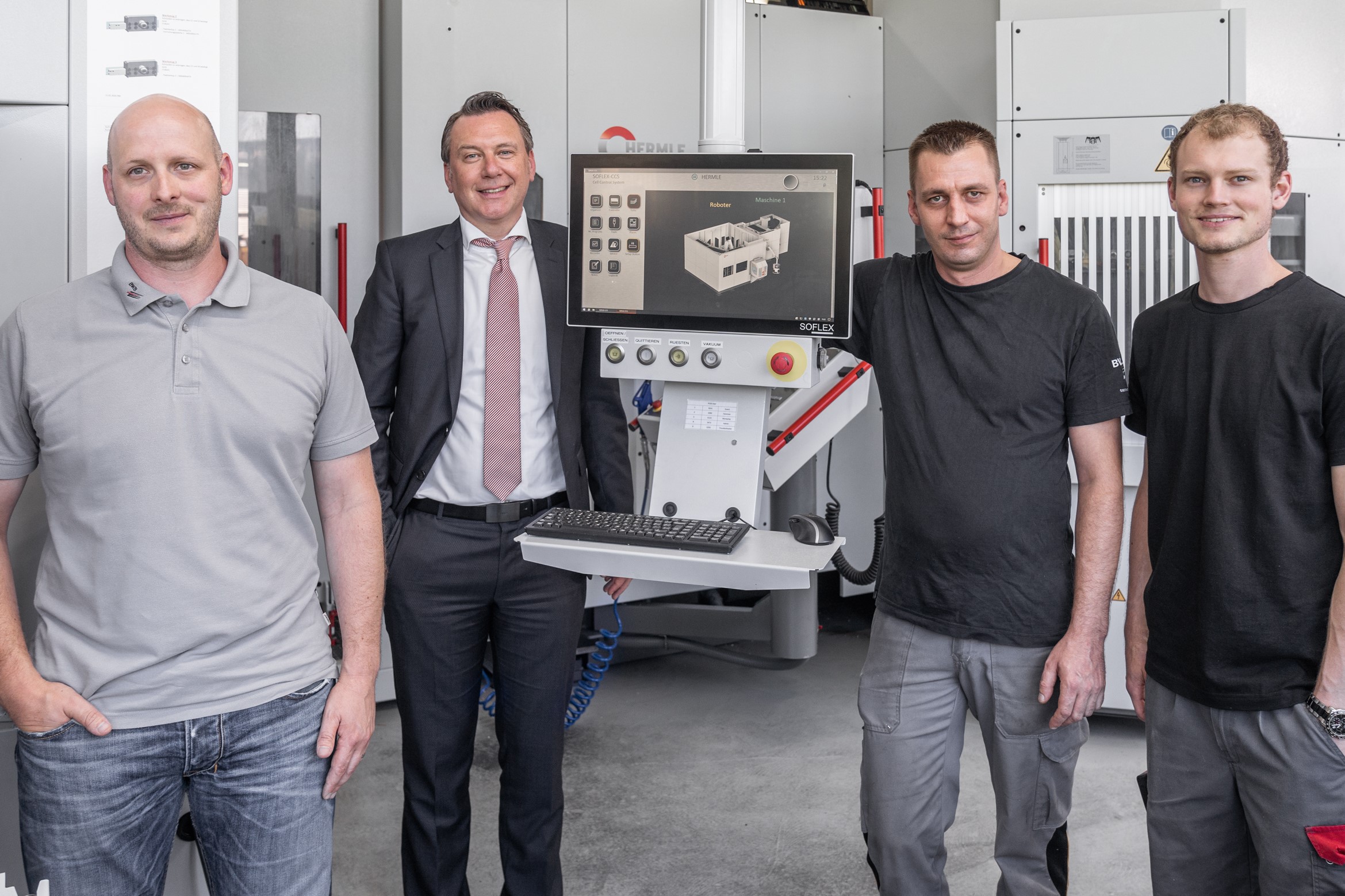 Anwenderstory: Oberflächenspezialist bleibt mit 5-Achs-BAZ flexibel Von links: Thomas Furger, Leiter CNC-Bearbeitung bei BWB-Betschart, Christian Simon, Hermle-Gebietsverkaufsleiter Schweiz, sowie die Programmierer Ulrich Breitenberger und Tobias Halter.
