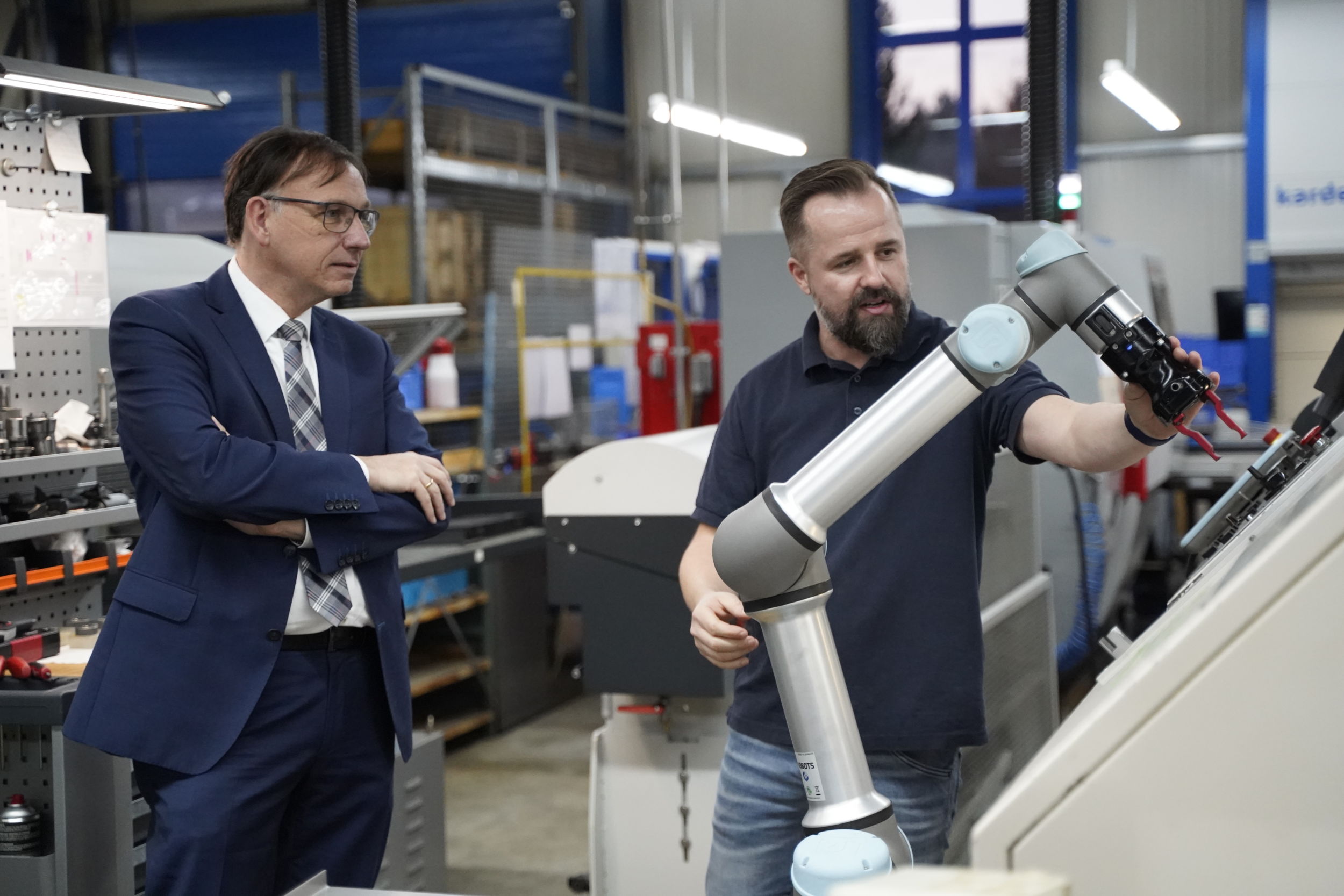 Gesch&auml;ftsf&uuml;hrer im Fertigungsumfeld - Tobias Kirchhof zusammen mit J&uuml;rgen Widmann (links im Bild) von EVO: "Das Software-Bausteinsystem von EVO Informationssysteme ist extrem flexibel und funktioniert prima."