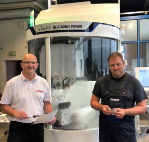 Steffen Waldenburger, technischer Außendienst von Oelheld (links) zusammen mit Kolja Trautvetter (Gründer Trako-Werkzeuge) vor der modernen Schleifmaschine