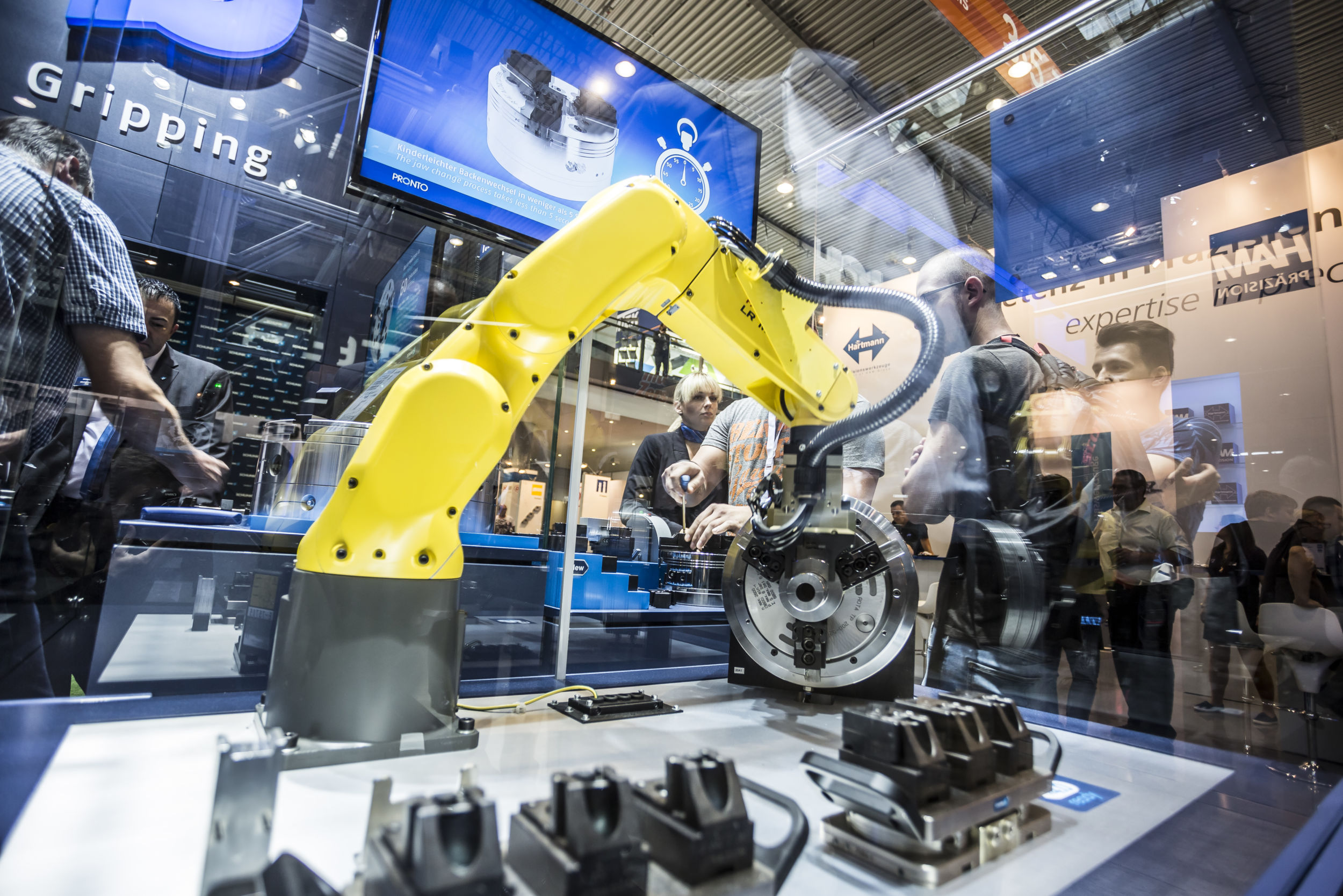 Mechanische und elektrische L&ouml;sungen werden in der metallbearbeitenden Industrie immer h&auml;ufiger durch intelligente, digitale Konzepte erg&auml;nzt.