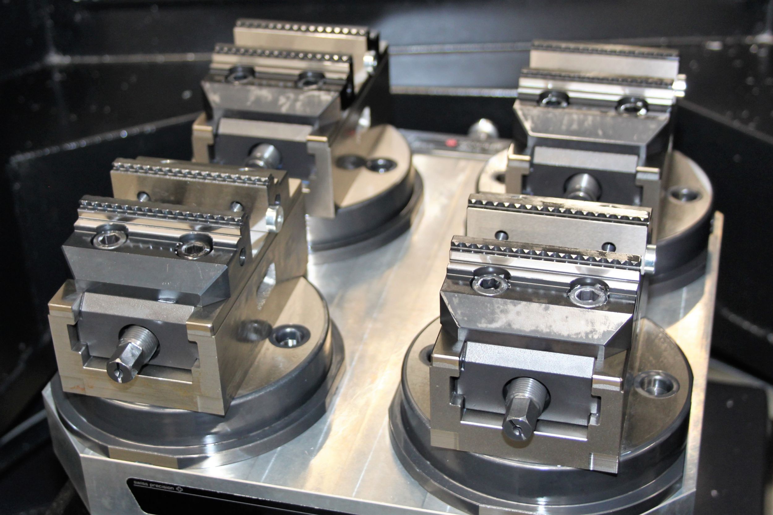 Vier Zentrischspanner C2 80 L-130 mit Wendebacke grip 3mm: mittels des mechanischen Nullpunkt-Spannsystems gredoc 'rund' auf der Maschinenpalette fixiert und gespannt.