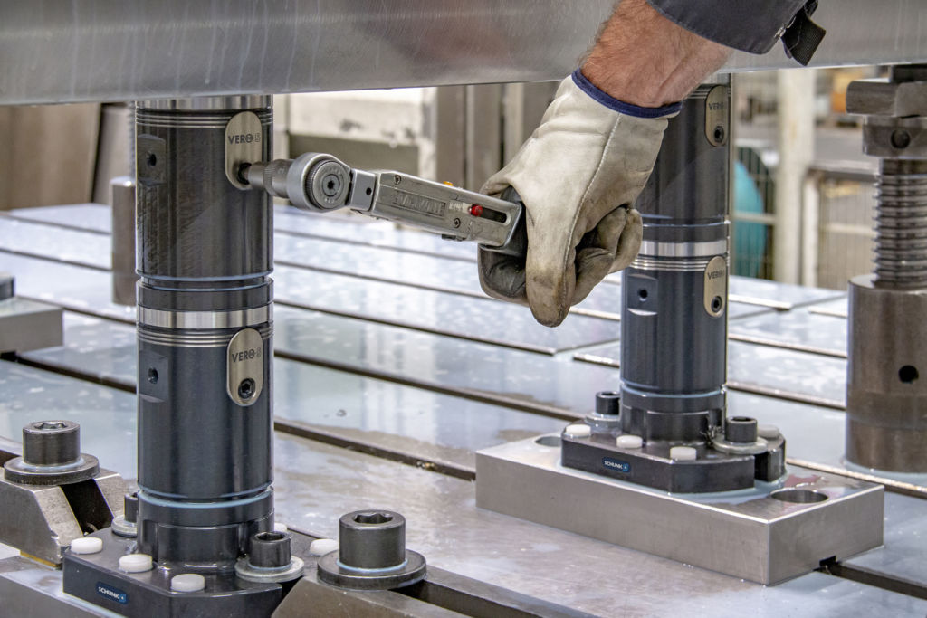 Vero-S WDM-5X: Ist das Werkst&uuml;ck passgenau auf den Spanns&auml;ulen platziert, kann es der Bediener ruckzuck fixieren. 
