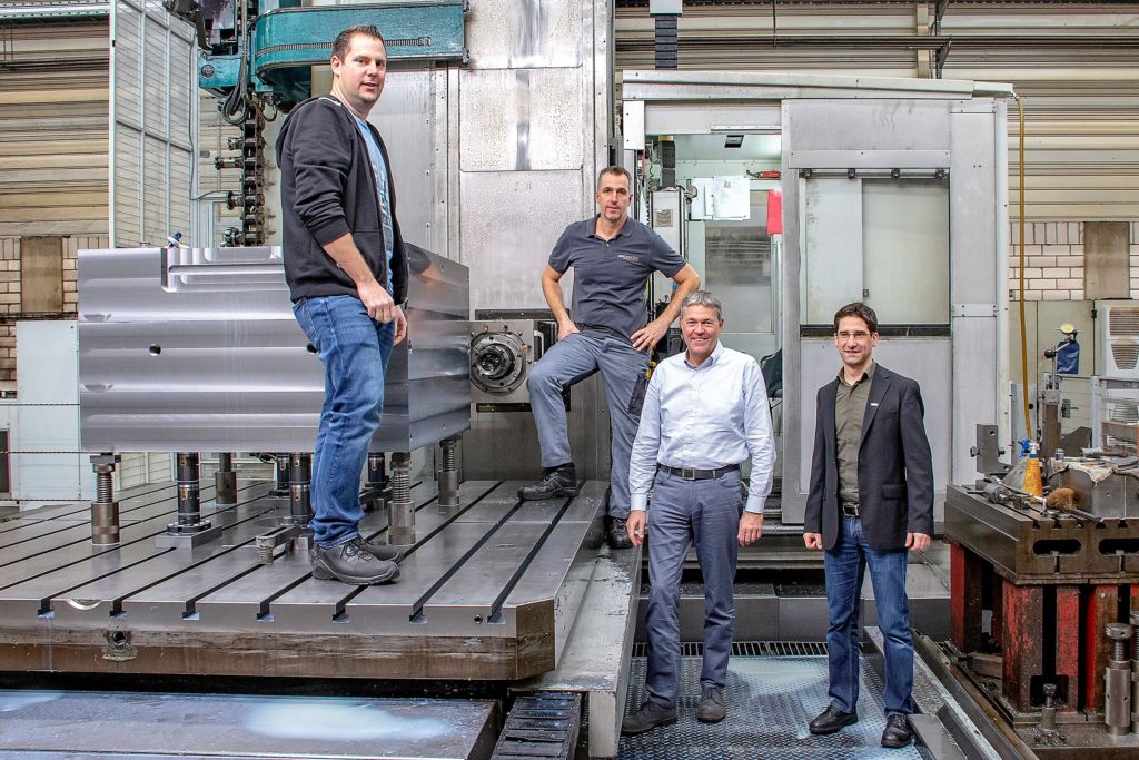 Die Bauteile f&uuml;r die Zerspanung wiegen oft mehrere Tonnen (v.l.): Stefan Berens von LB Produktion, Maschinenbediener Ralf Tonner, LB-Produktion-Gesch&auml;ftsf&uuml;hrer Stephan Schwarz und Schunk-Fachberater Ingo Janser. 