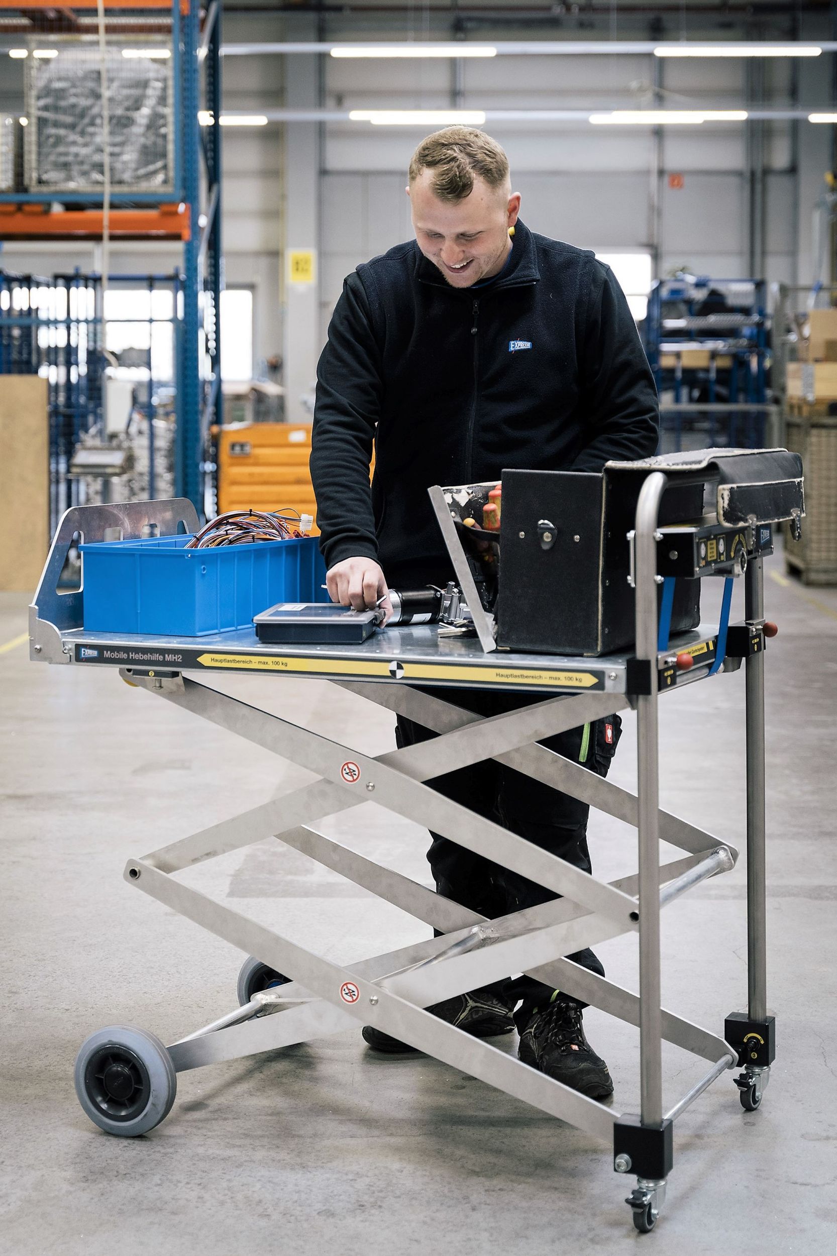 Mobiler Scherenhubtisch mit Falt- und Karrenfunktion
