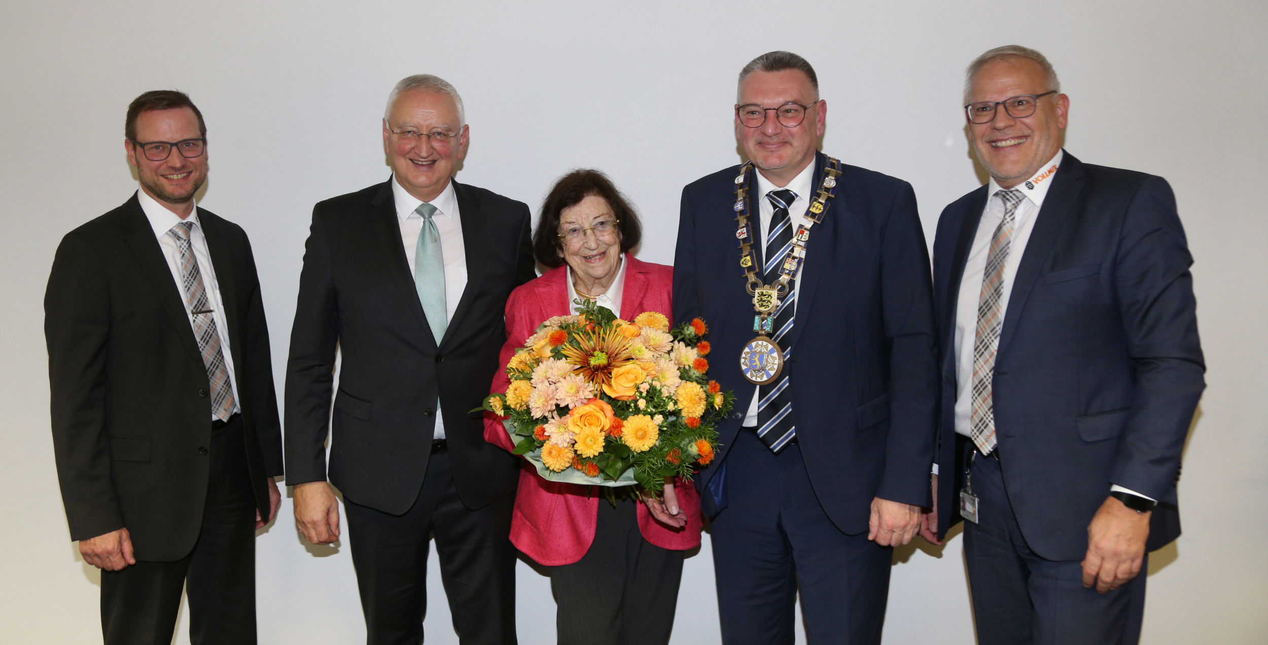 Sieglinde Vollmer (Mitte) wurden f&uuml;r ihre Verdienste als Unternehmerin und engagierte B&uuml;rgerin die Ehrenb&uuml;rgerrechte der Stadt Biberach verliehen. Zur Auszeichnung gratulierten die Vollmer Gesch&auml;ftsf&uuml;hrer J&uuml;rgen Hauger (links) und Dr. Stefan Brand (rechts) sowie der Biberacher Oberb&uuml;rgermeister Norbert Zeidler (2.v.r.) und Peter Schneider (2.v.l.), ehemaliger Landrat des Landkreises Biberach.