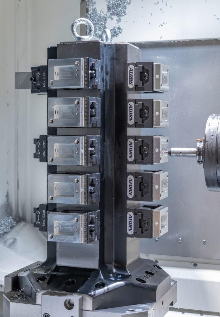 Automation hei&szlig;t nicht automatisch Roboter: Auch L&ouml;sungen wie der Atorn Mehrfachspannturm steigern die Produktivit&auml;t und senken die Kosten.