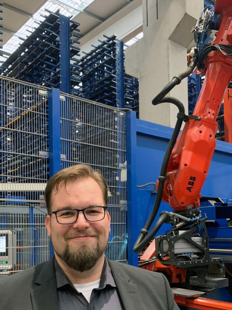 Marcel Finkernagel, Leiter Verwaltung und Organisation bei Bieber + Marburg, ist begeistert vom Kastocenter Varioplus 4. Das neue Sägezentrum besteht aus einem 7m breiten und 9m hohen Lager mit 1.500 Fächern, vollautomatischer Produktionskreissäge und einer Bandsäge.
