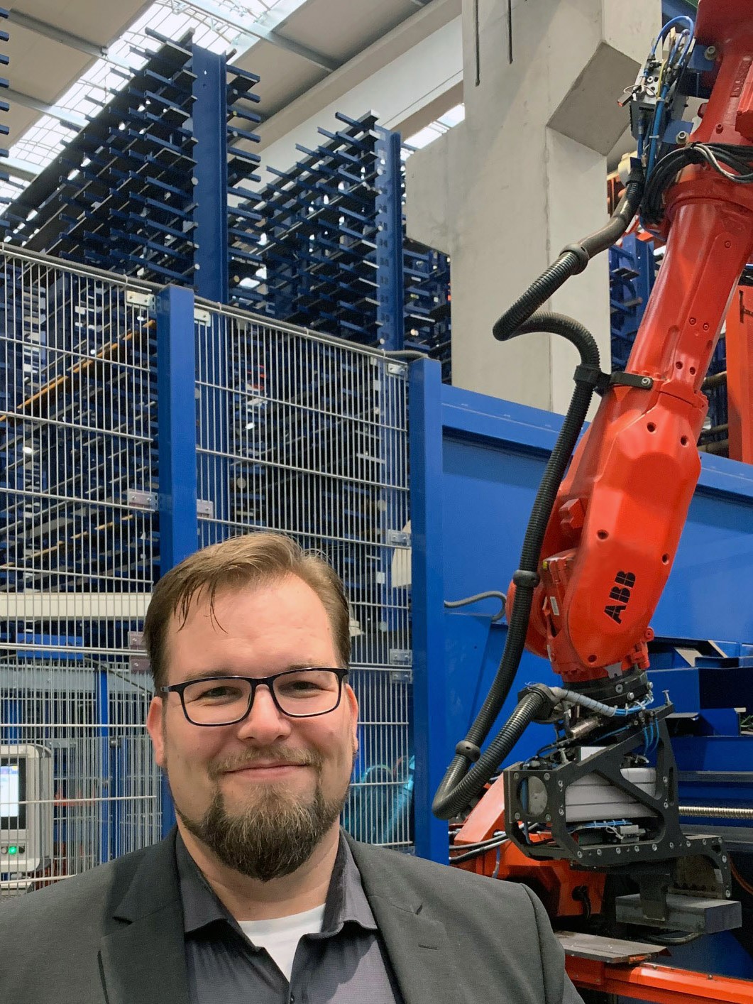 Marcel Finkernagel, Leiter Verwaltung und Organisation bei Bieber + Marburg, ist begeistert vom Kastocenter Varioplus 4. Das neue S&auml;gezentrum besteht aus einem 7m breiten und 9m hohen Lager mit 1.500 F&auml;chern, vollautomatischer Produktionskreiss&auml;ge und einer Bands&auml;ge.