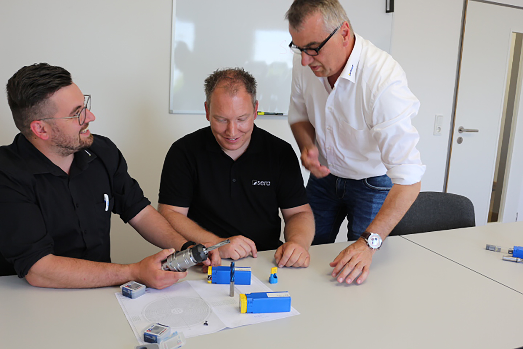 Stets auf der Suche nach noch mehr Optimierungspotenzial (v.l.): Iscar-Anwendungstechniker Lucas Sundheim, Rene Gro&szlig; (Industriemeister in der Arbeitsvorbereitung bei Sera) sowie Frank Henze, Beratung und Verkauf bei Iscar.