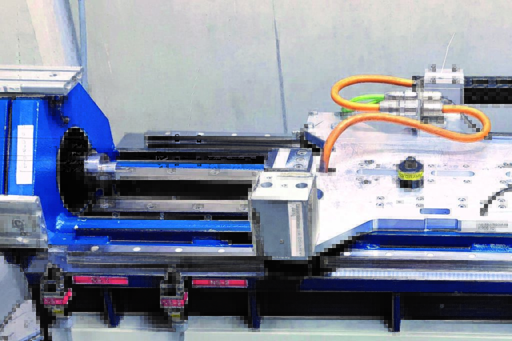 Im Zuge des kundenspezifischen Tunings von Kleinstoßdämpfern für bestmöglichen Schutz der Endlagen eines Handlingsystems führt ACE vor der Auslieferung etliche Testläufe auf dem eigenen Prüfstand durch.