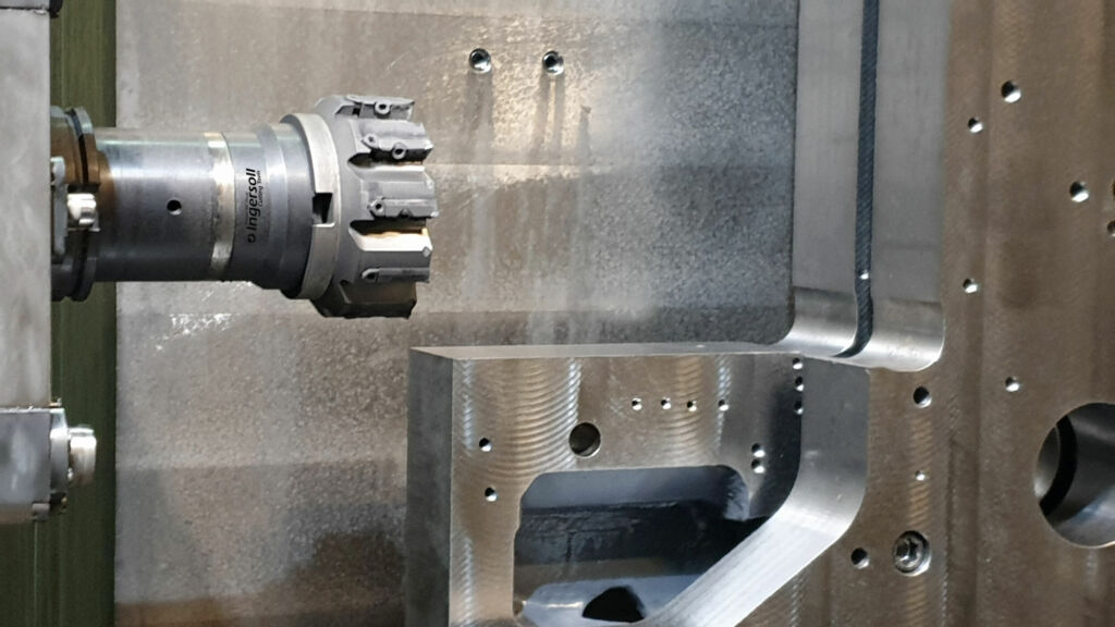Wenn mehrere Druckt&uuml;rme zu einer Maschine verbunden werden, dienen die Seiten als Andockfl&auml;che. Prozesssicher sorgt der MicroMill Spitzschlichter 4W5D125R00 von Ingersoll f&uuml;r die erforderliche Genauigkeit. 