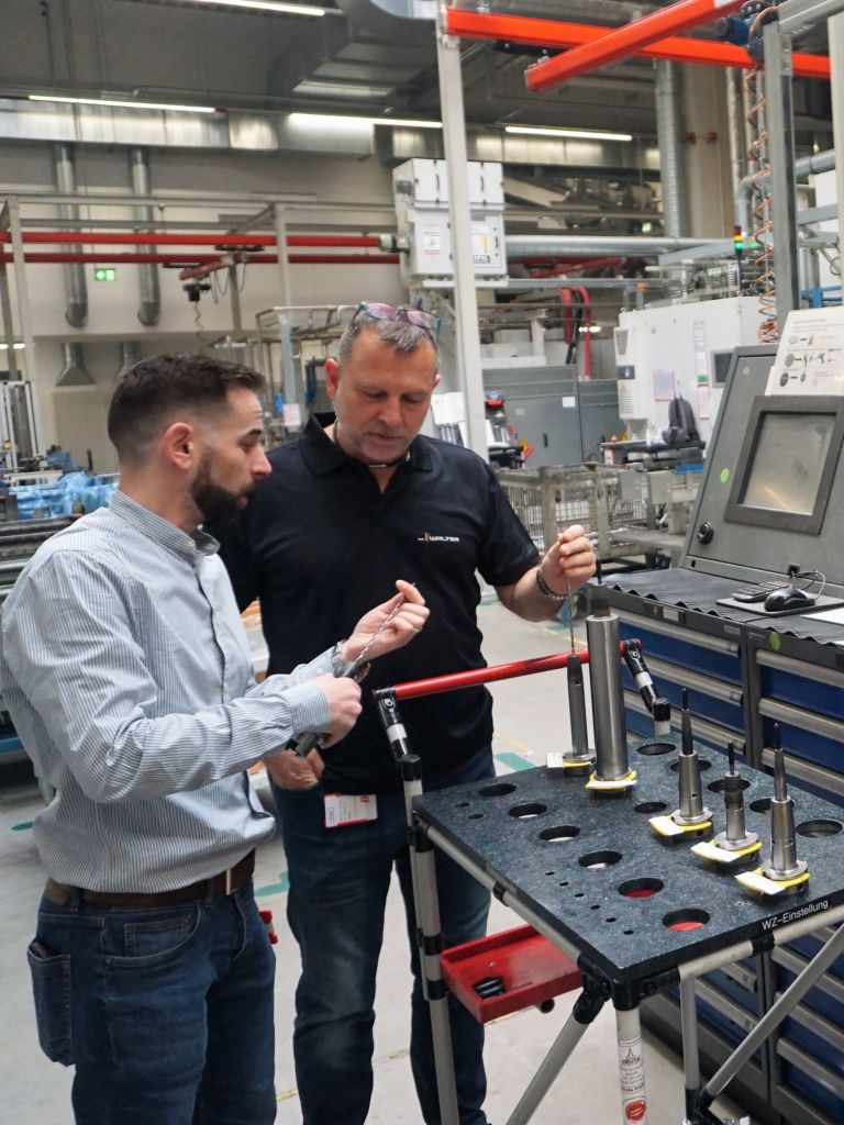 Maurizio Martorana, Hauptansprechpartner und Projektleiter bei Deutz, &uuml;berp&uuml;ft mit Michael Hartsch (Tool Manager Walter) die Werkzeuge an der Werkzeugausgabestation.