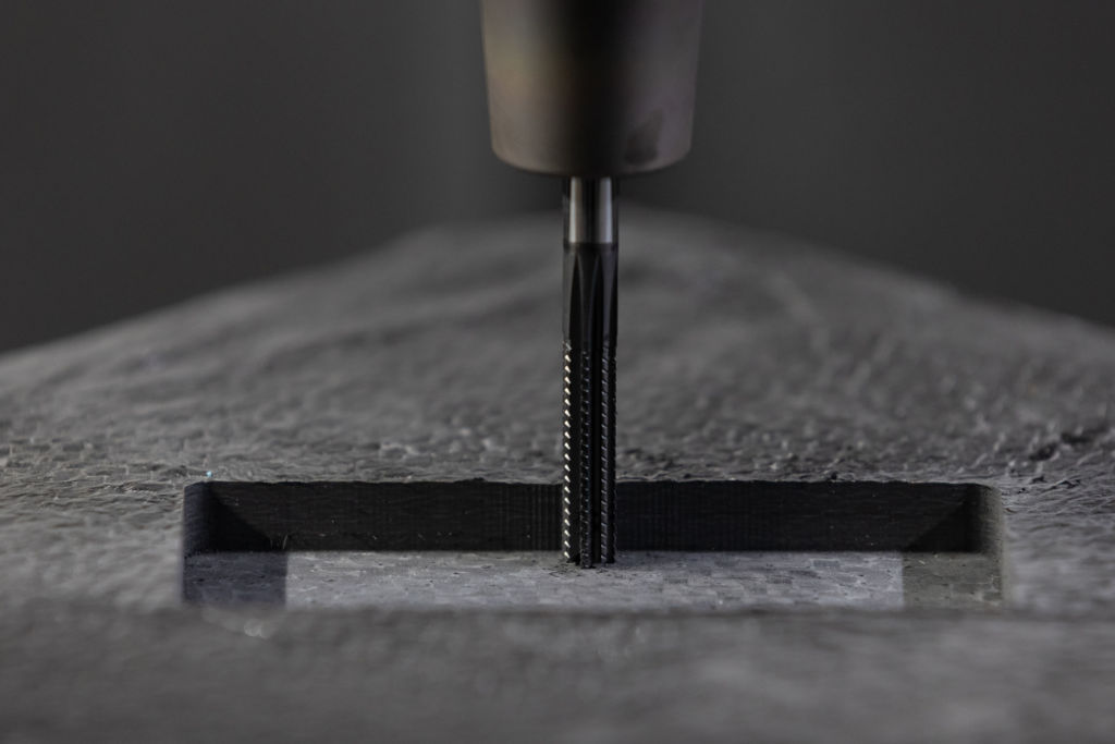 Der MonsterMill FRP in seinem Element: Faserverst&auml;rkte Werkstoffe bearbeitet der diamantbeschichtete Fr&auml;ser mit sauberen Schnitten und langen Standzeiten.
