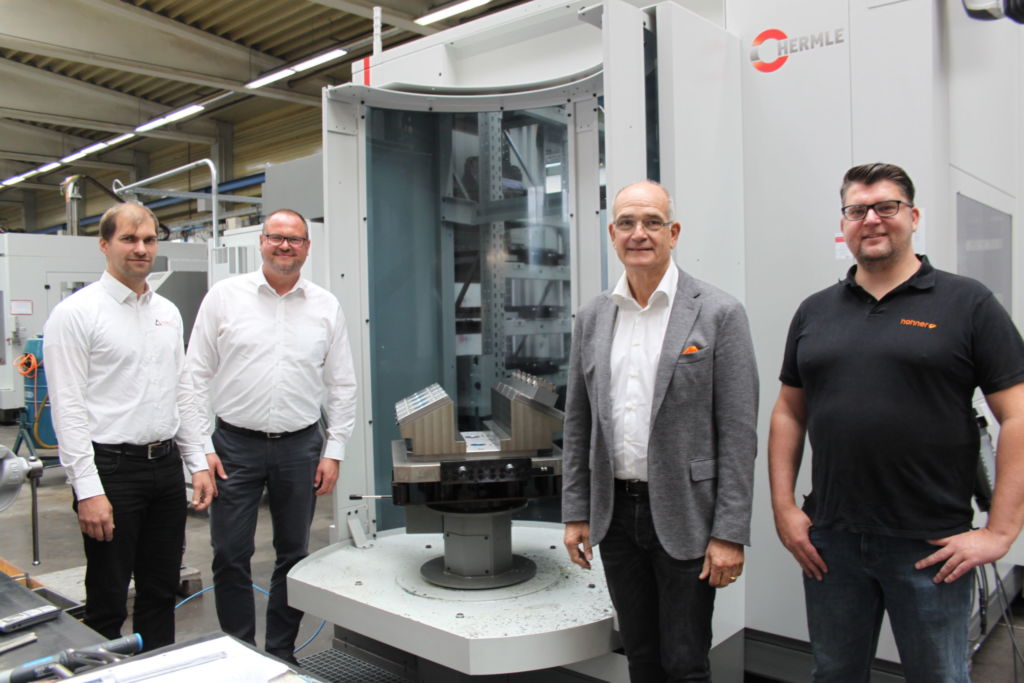 Sind gespannt auf kommende Aufgaben (von links): Andreas Hennemann (Lean-Manager) und Hans-Peter Sch&ouml;llhorn, CEO/Gesch&auml;ftsf&uuml;hrender Gesellschafter von Hohner Maschinenbau, Frank Scheurer, Vertriebstechniker DE-S&uuml;d bei Gressel, und Dominik Wachter, Technische Beratung & Verkauf beim Gressel-Vertriebspartner Ceratizit Deutschland.