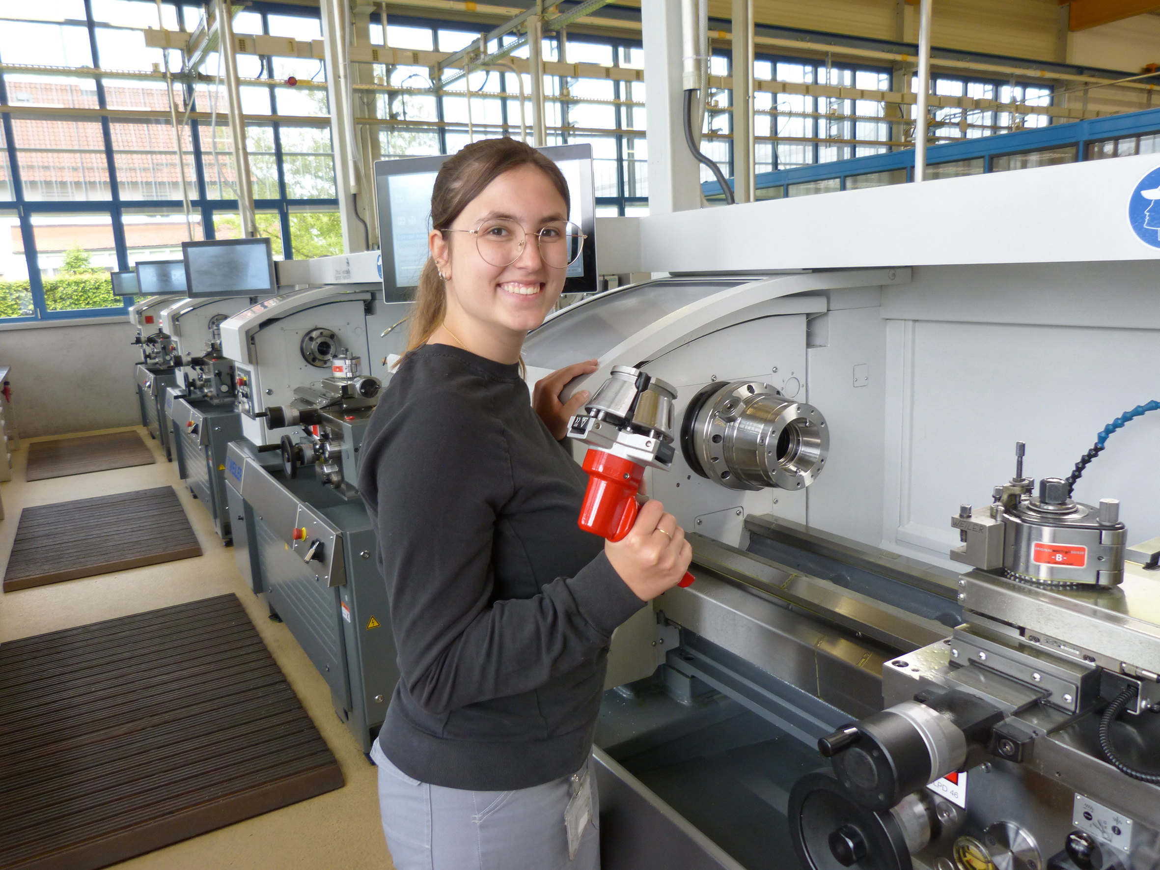 Elisa J&auml;ger wechselt ganz leicht und im Handumdrehen die Spannk&ouml;pfe aus.
