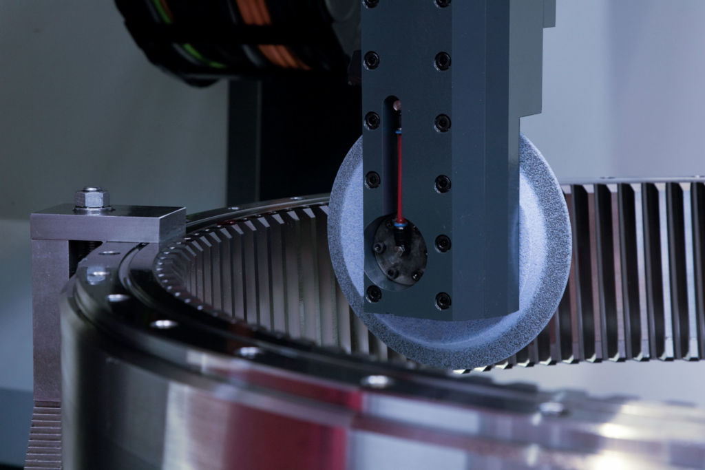 Entscheidend f&uuml;r einen wirtschaftlichen und qualitativ hochwertigen Prozess - wie hier bei der Innenverzahnung - ist die optimale Synergie zwischen Schleifmaschine, Prozess und Premium-Schleifscheibe.