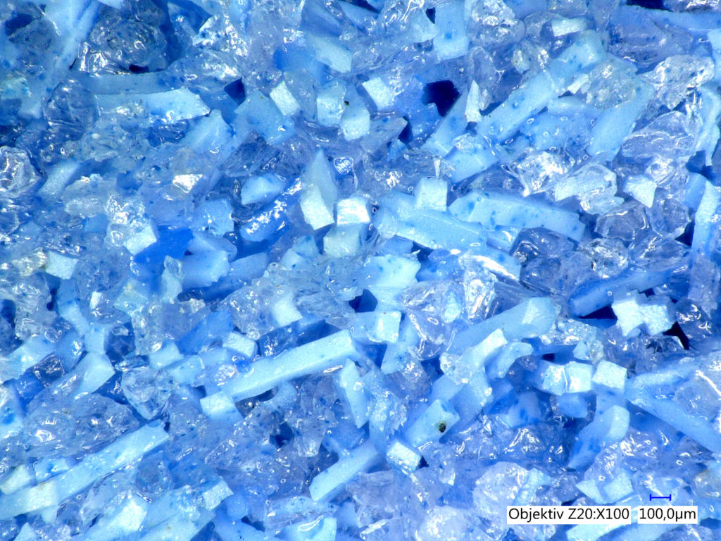 Blue Moon TZ ist selbstsch&auml;rfend, besonders scharfkantig, mikrokristallin und l&auml;nglich trapezf&ouml;rmig geformt.