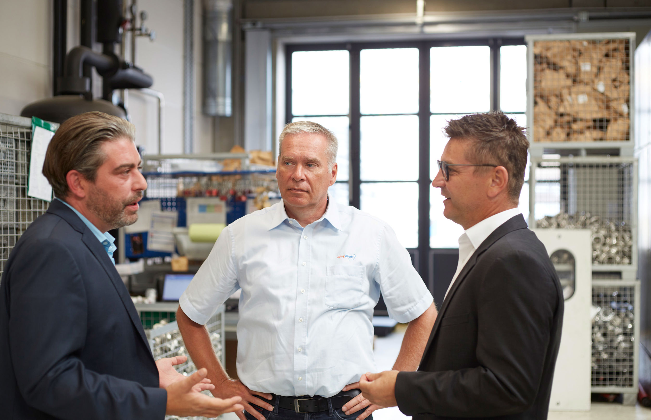 Experten-Trio in der Lohnentfettungshalle von Richard Geiss (v.l.): Waseem Rana (Bereichsleiter Lohnentfettung bei Richard Geiss), Teamleiter Fertigungstechnik Peter Braun und Albert Lennerth, Operation Manager f&uuml;r die Bereiche Metal Sealing Systems & Drivetrain Components (beide ElringKlinger).
